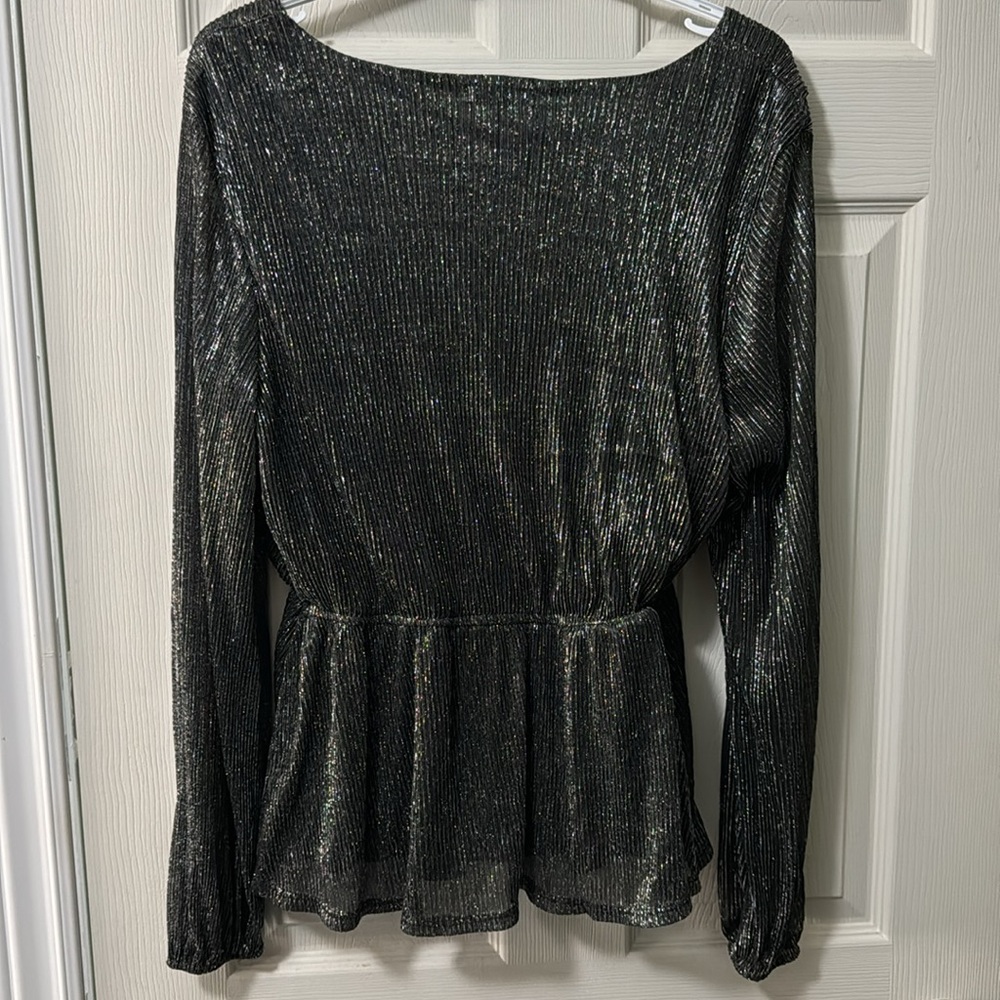 Beautiful black/silver top - Picture 5 of 5